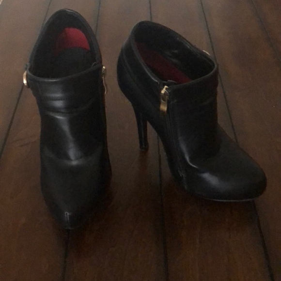 Pointed Ankle Bootie Heel - Picture 2 of 5